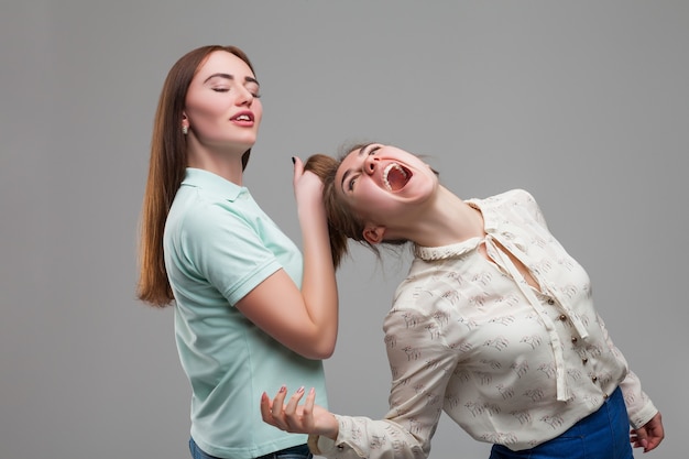 twee-meisjes-vechten-vrouwen-maken-ruzie_266732-13889.jpg